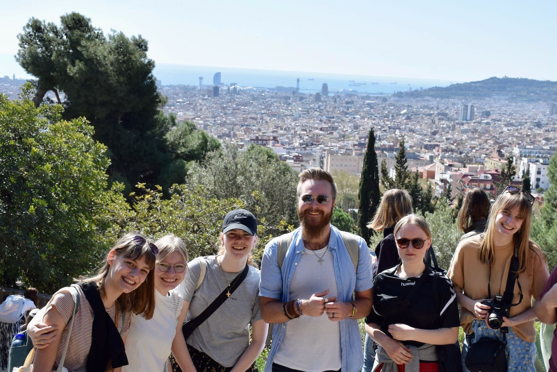 Udlandstur Sædding Efterskole | Elever og lærer fra Sædding Efterskole foran udsigtspost i Barcelona